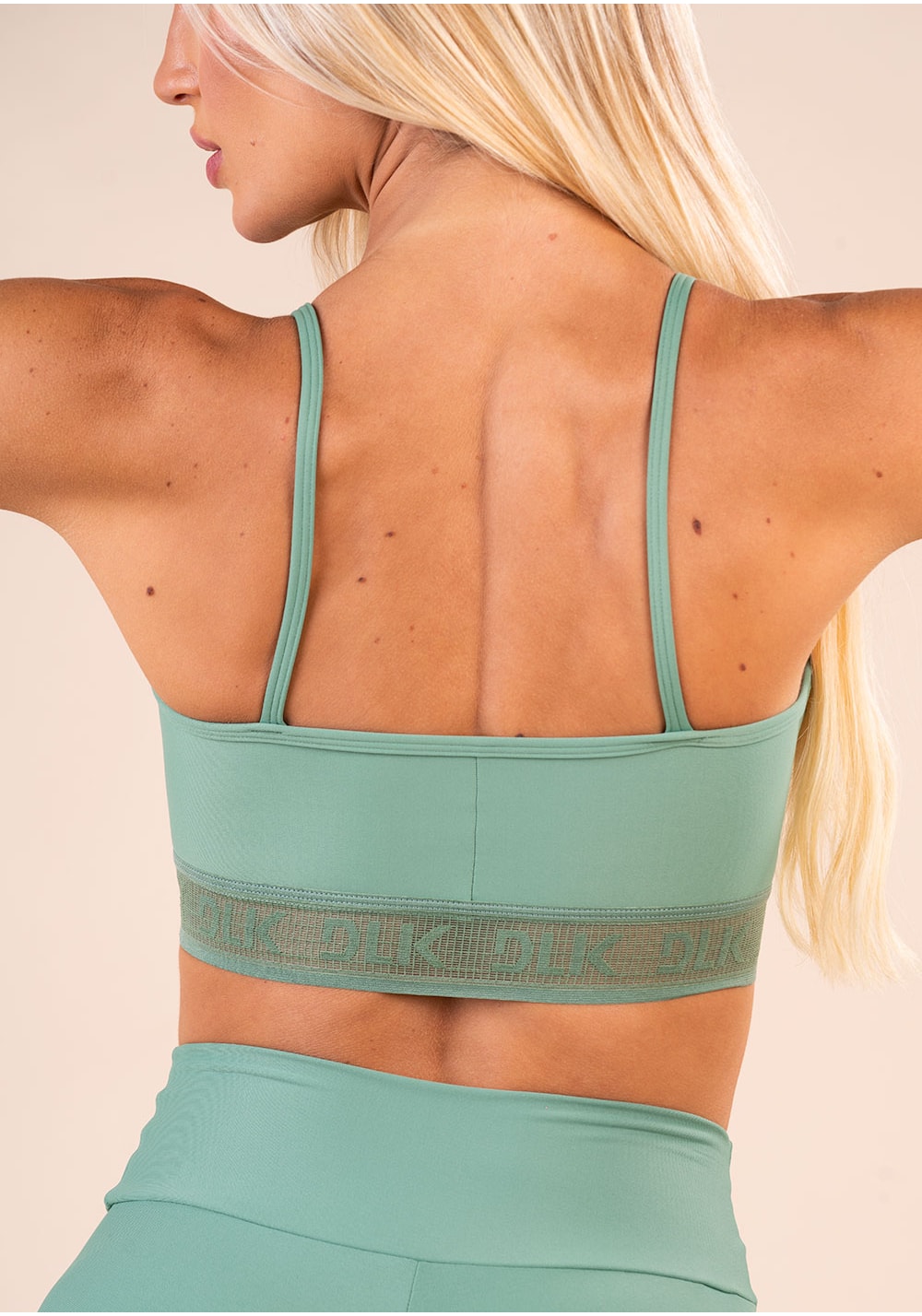 Top fitness feminino verde com bojo elástico vazado action