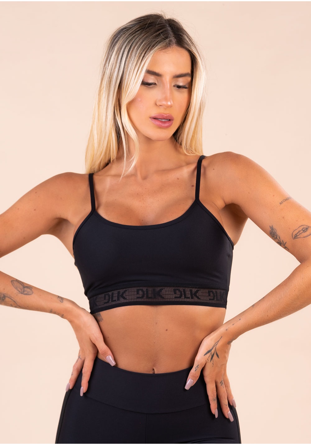 Top fitness feminino preto com bojo elástico vazado action