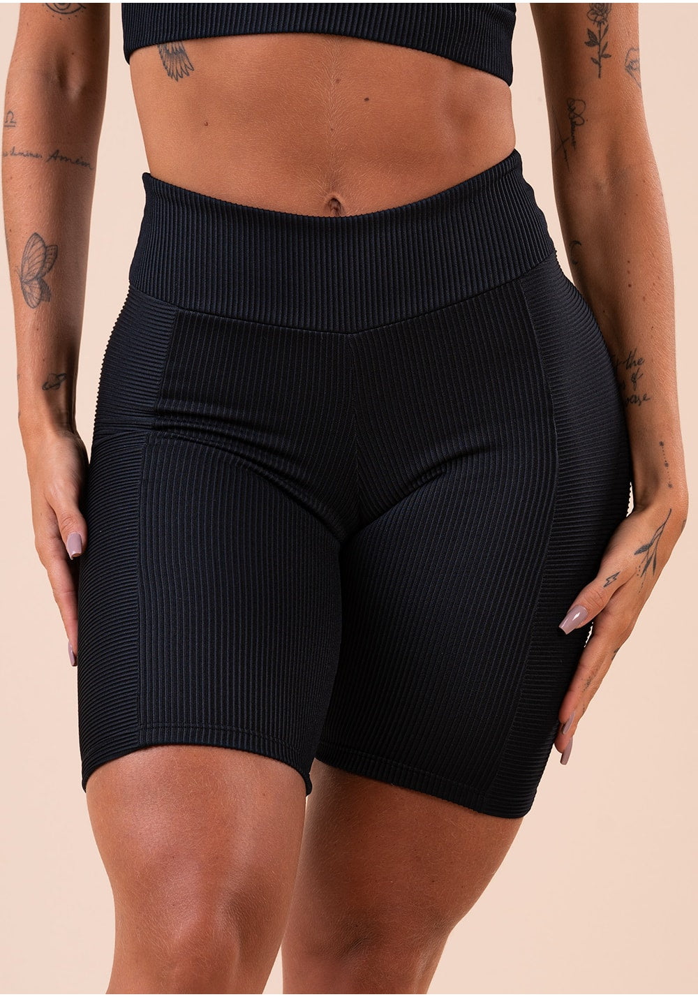 Bermuda fitness feminina preta canelada com recorte action