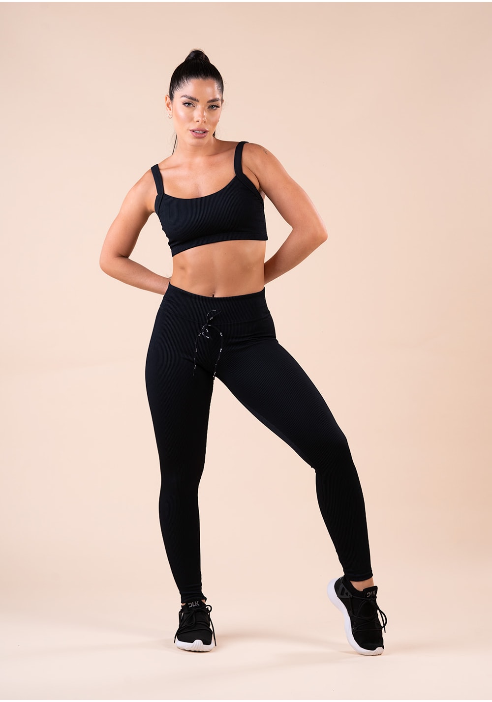 Top fitness feminino com bojo preto canelado action