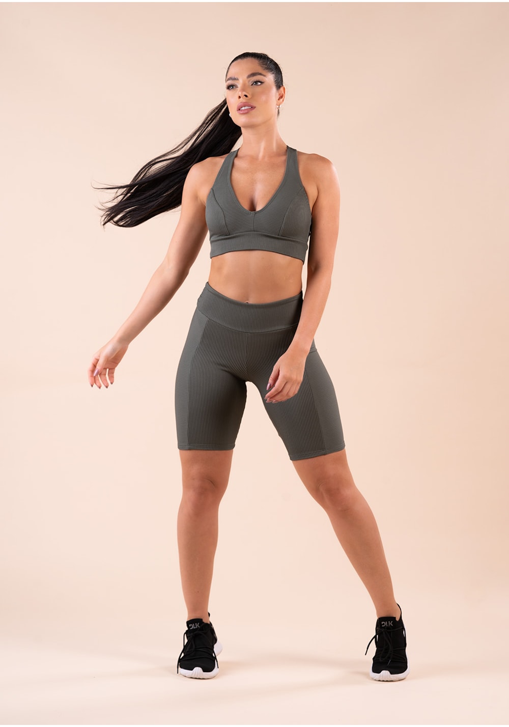 Bermuda fitness feminina chumbo canelada com recorte action