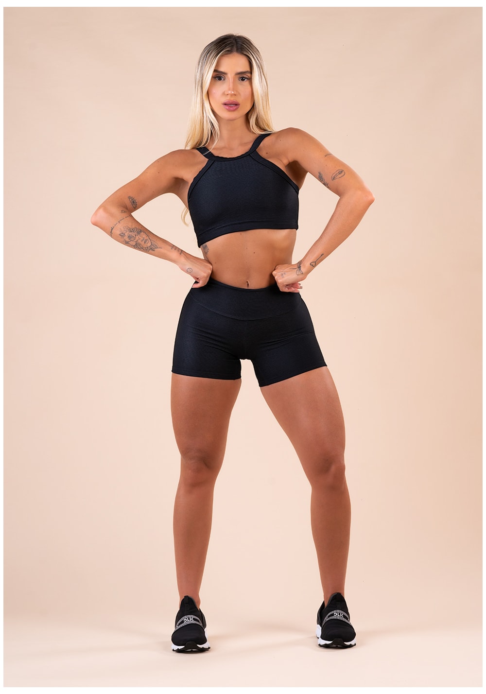 Short fitness feminino preto canelado action