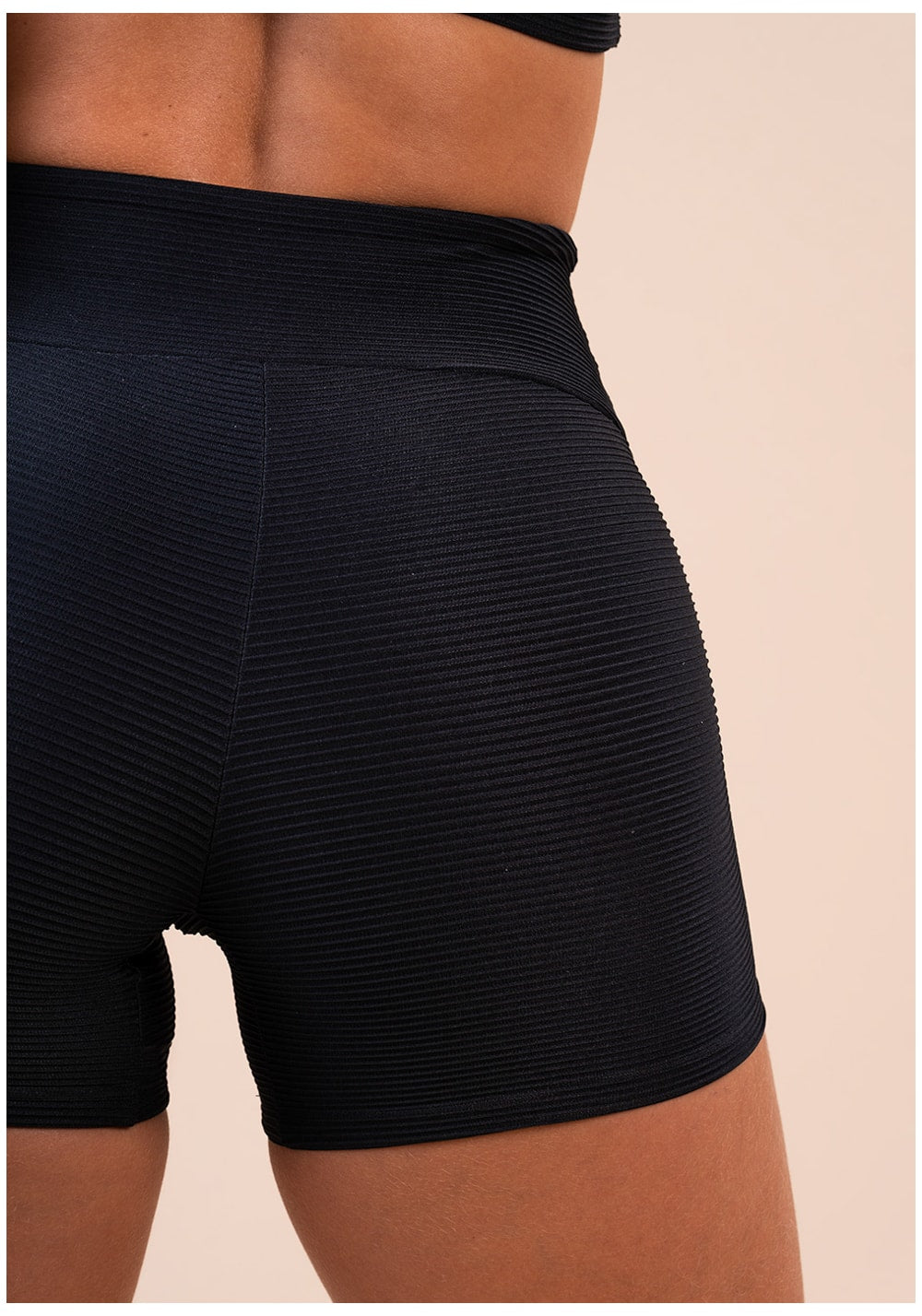 Short fitness feminino preto canelado action