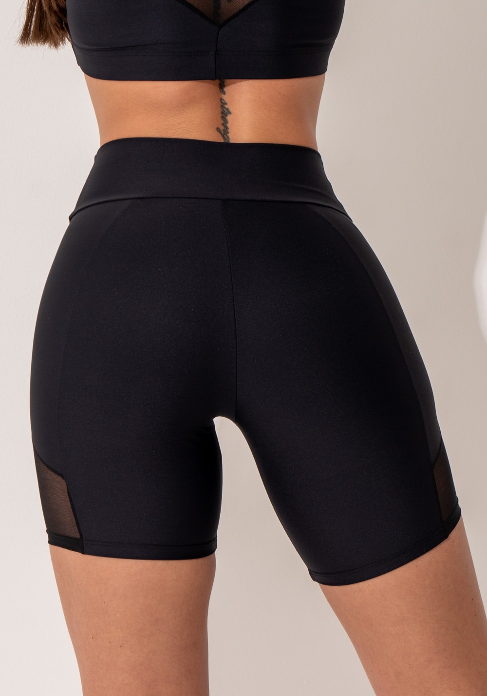 Bermuda fitness feminina preto com recorte em tule intense