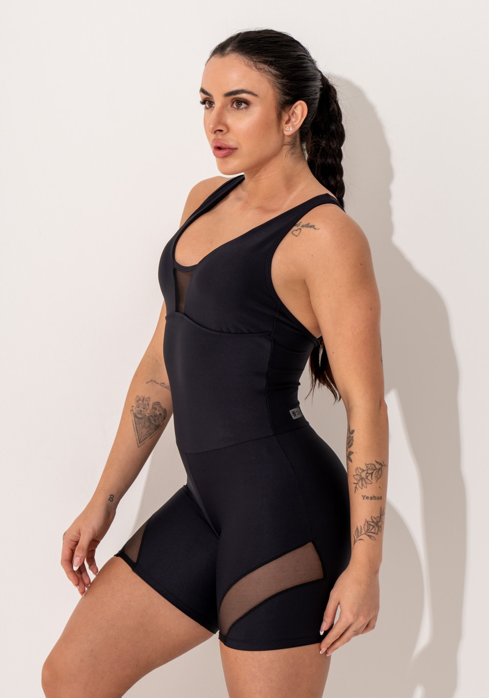 Macacão curto fitness preto com bojo e recortes em tule intense
