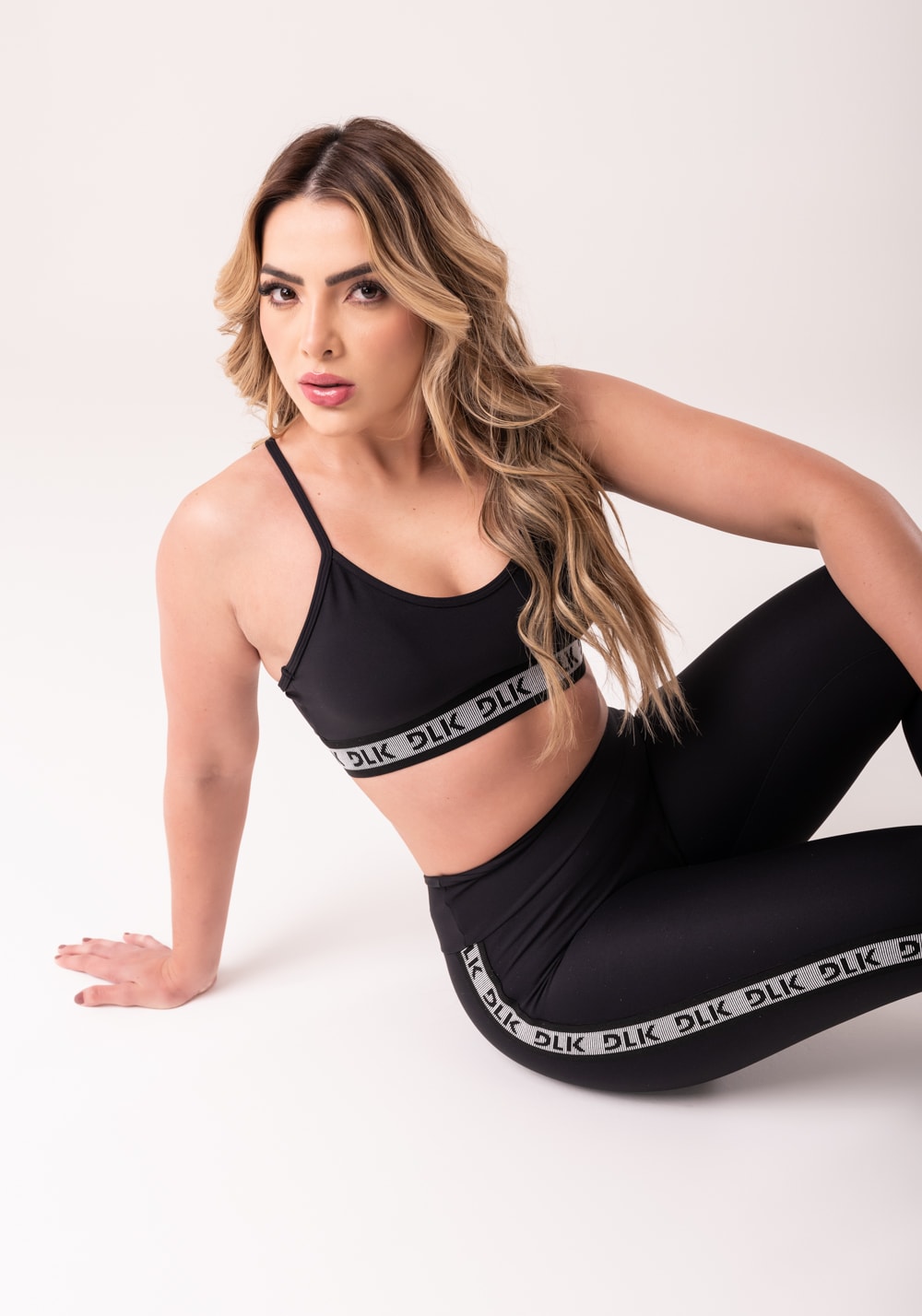Top fitness feminino preto com bojo e elástico canelado intense