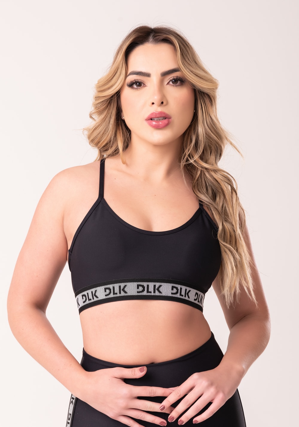 Top fitness feminino preto com bojo e elástico canelado intense