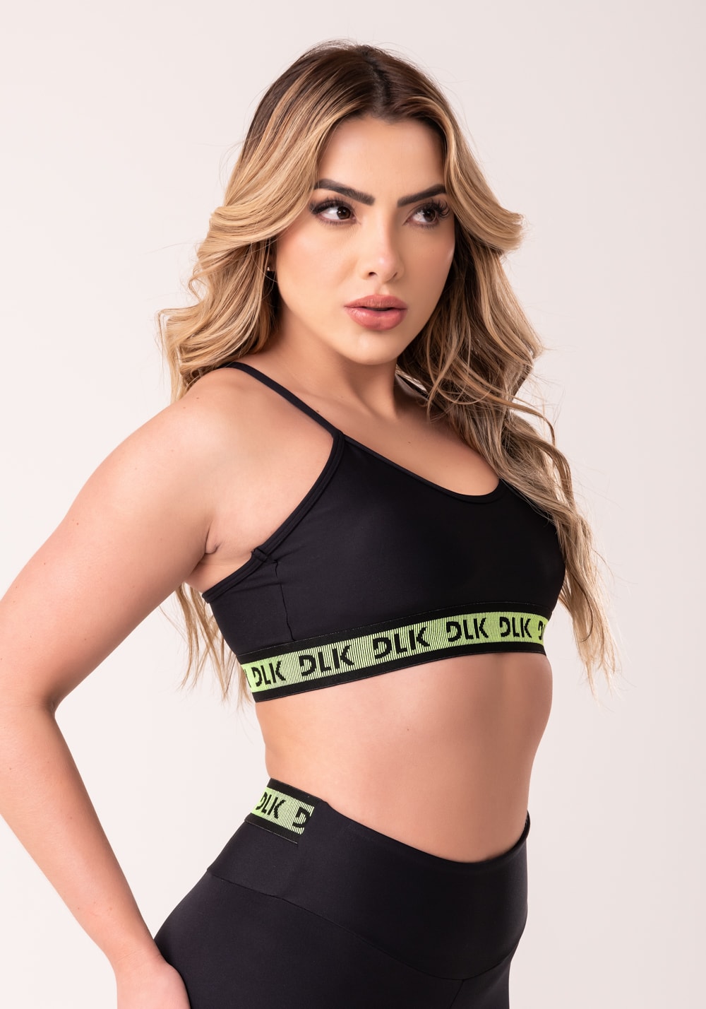 Top fitness feminino preto com bojo e elástico canelado neon intense