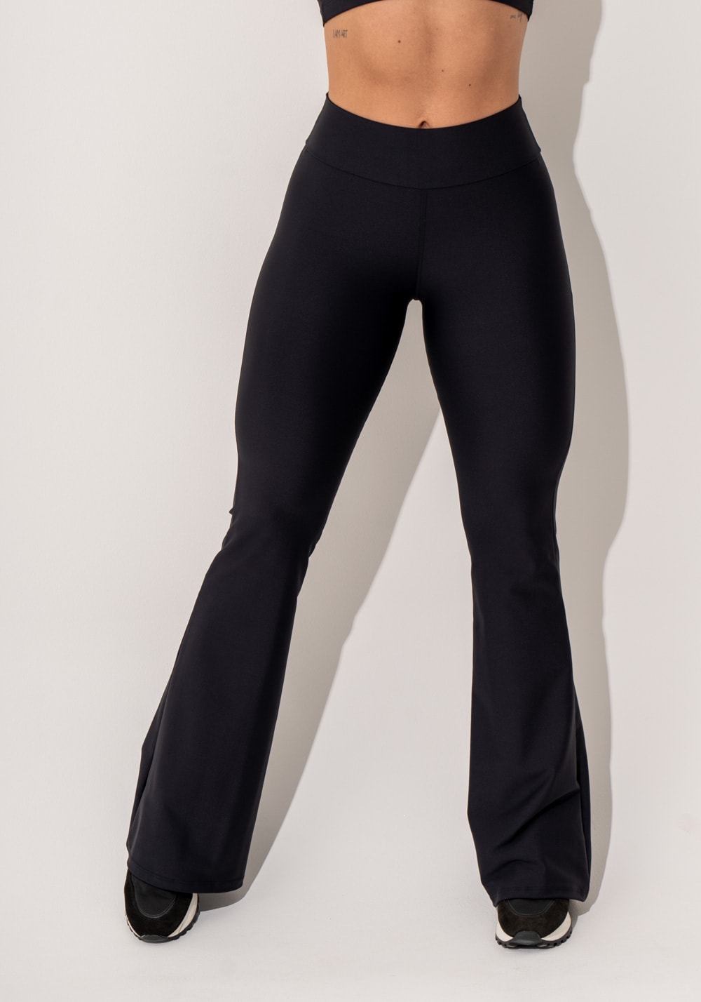 Calça flare fitness feminina preto intense