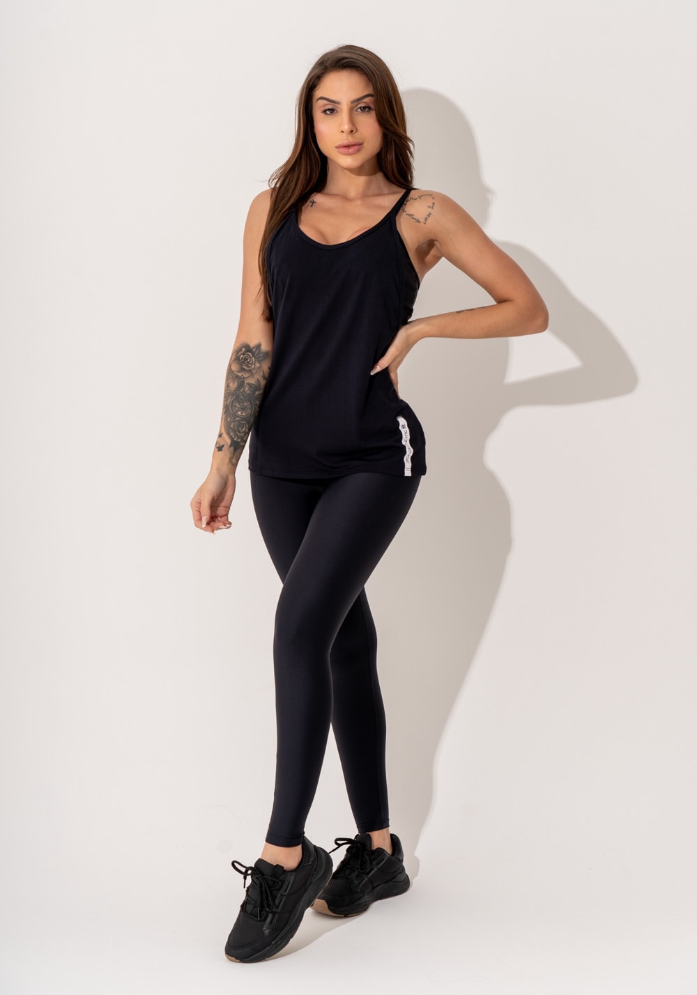 Camiseta fitness feminina viscolycra preto maxxi cava com silk intense
