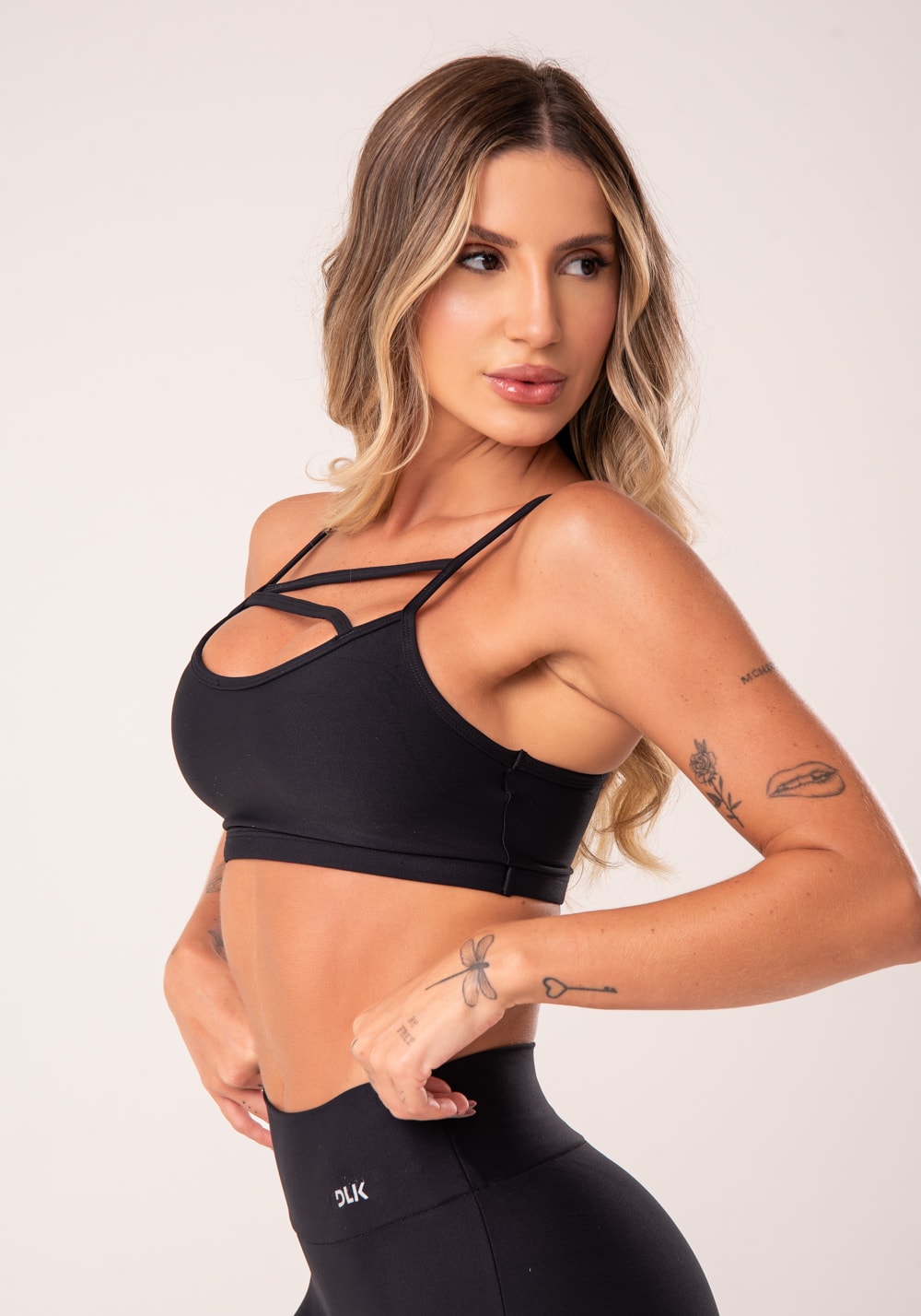 Top fitness preto com tiras básico
