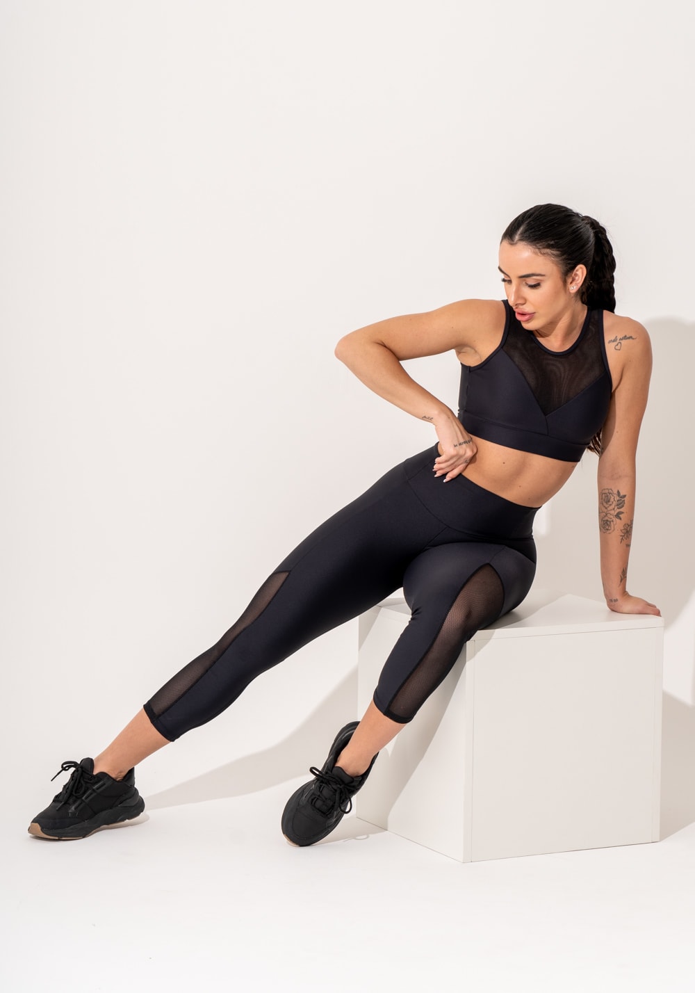 Corsário fitness feminino preto com recortes em tela intense