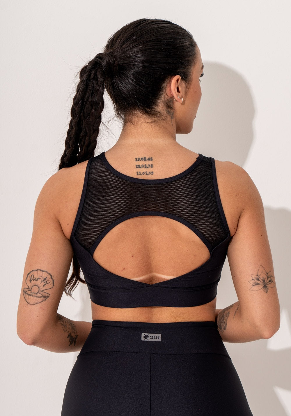 Top fitness feminino preto com recortes em tela e detalhe vazado intense