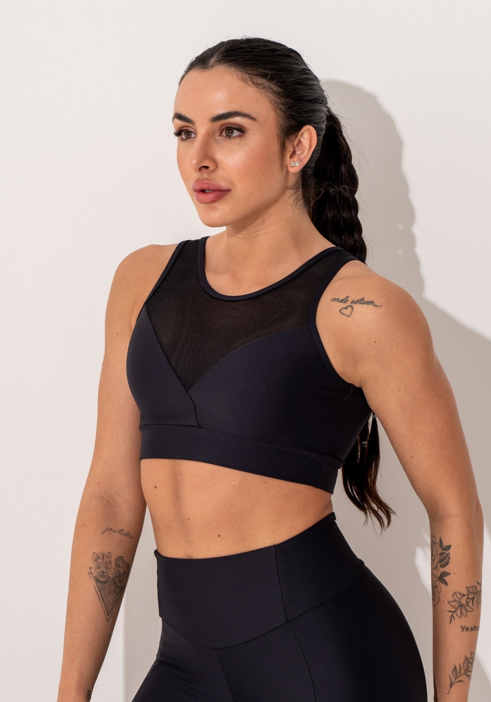 Top fitness feminino preto com recortes em tela e detalhe vazado intense