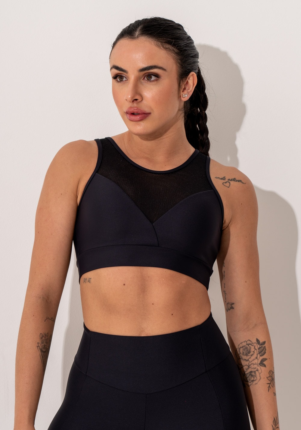 Top fitness feminino preto com recortes em tela e detalhe vazado intense