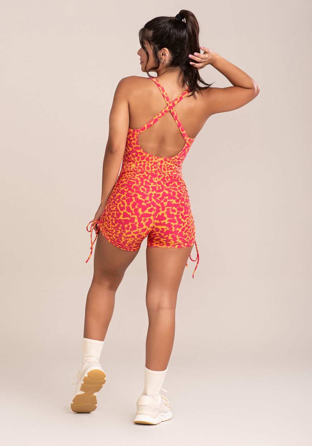 Macacão curto fitness feminino euphoria com franzido e amarração estampa spot orange