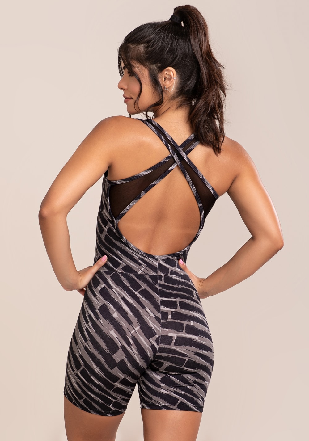 Macacão curto fitness feminino euphoria com recortes em tule estampa brush black