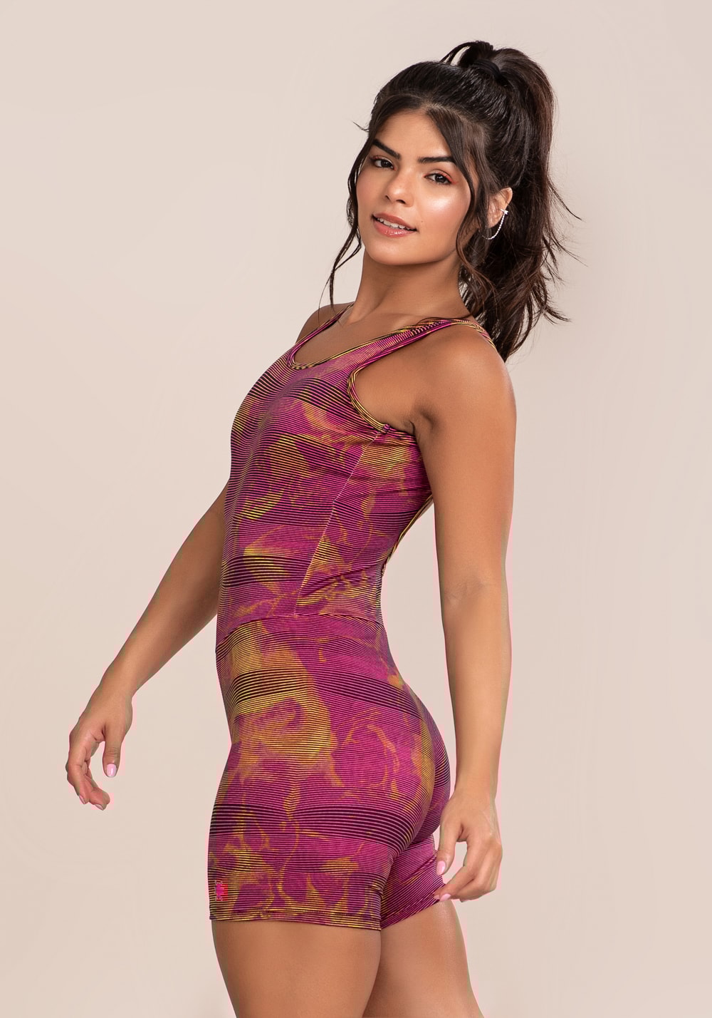 Macacão curto fitness feminino euphoria com elástico cruzado estampa smoke lines