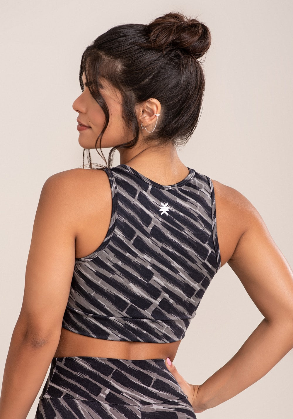 Top fitness feminino euphoria com recortes em tule estampa brush black