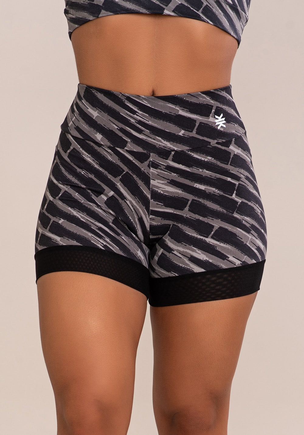Short fitness feminino euphoria com barra dobrada em tule estampa brush black