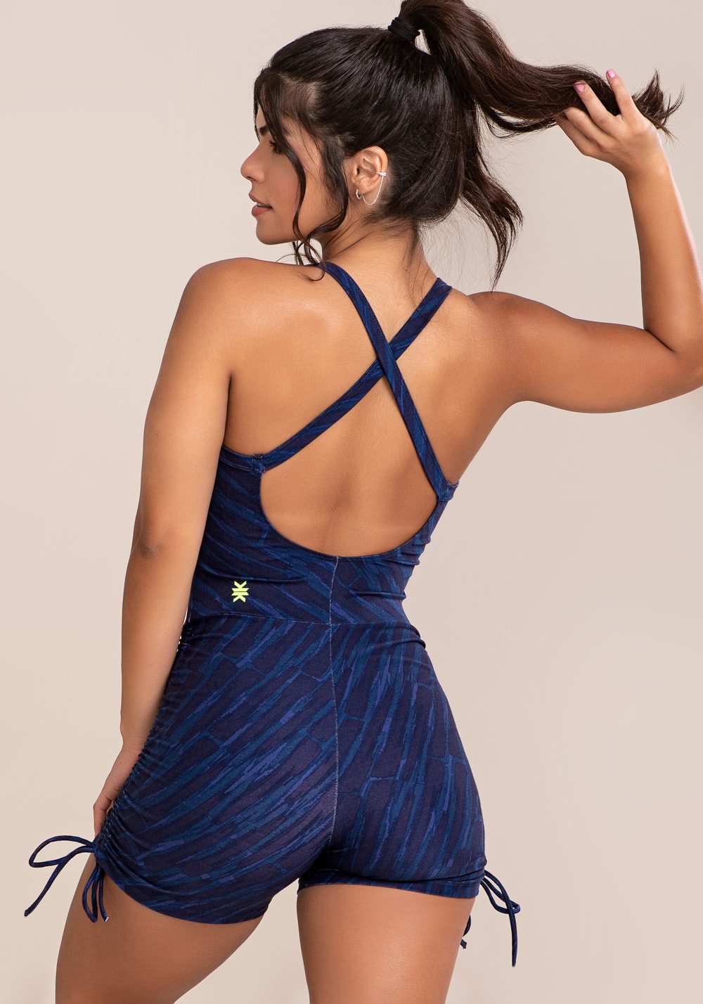 Macacão curto fitness feminino euphoria com franzido e amarração estampa brush blue