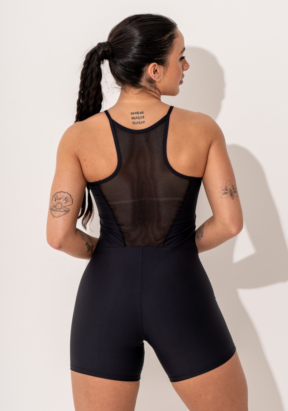 Macacão curto fitness feminino preto com detalhe em tela intense