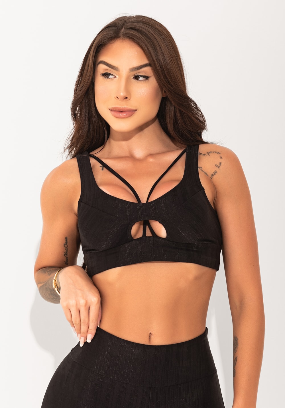 Top fitness feminino preto texturizado cut-out com recortes elegance