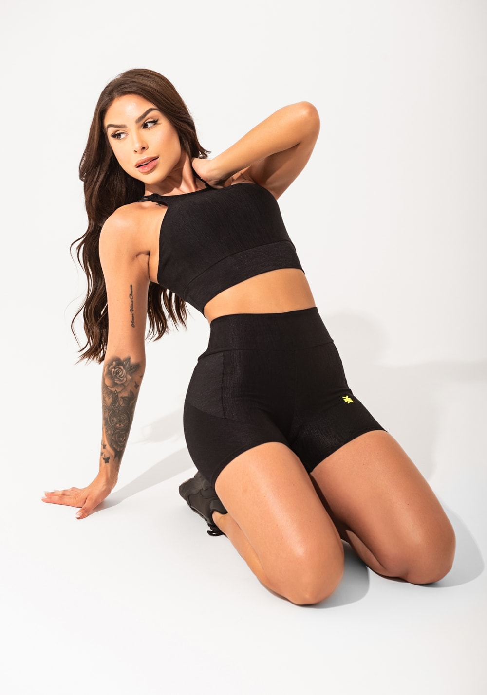 Top fitness feminino preto texturizado com alças cruzadas elegance