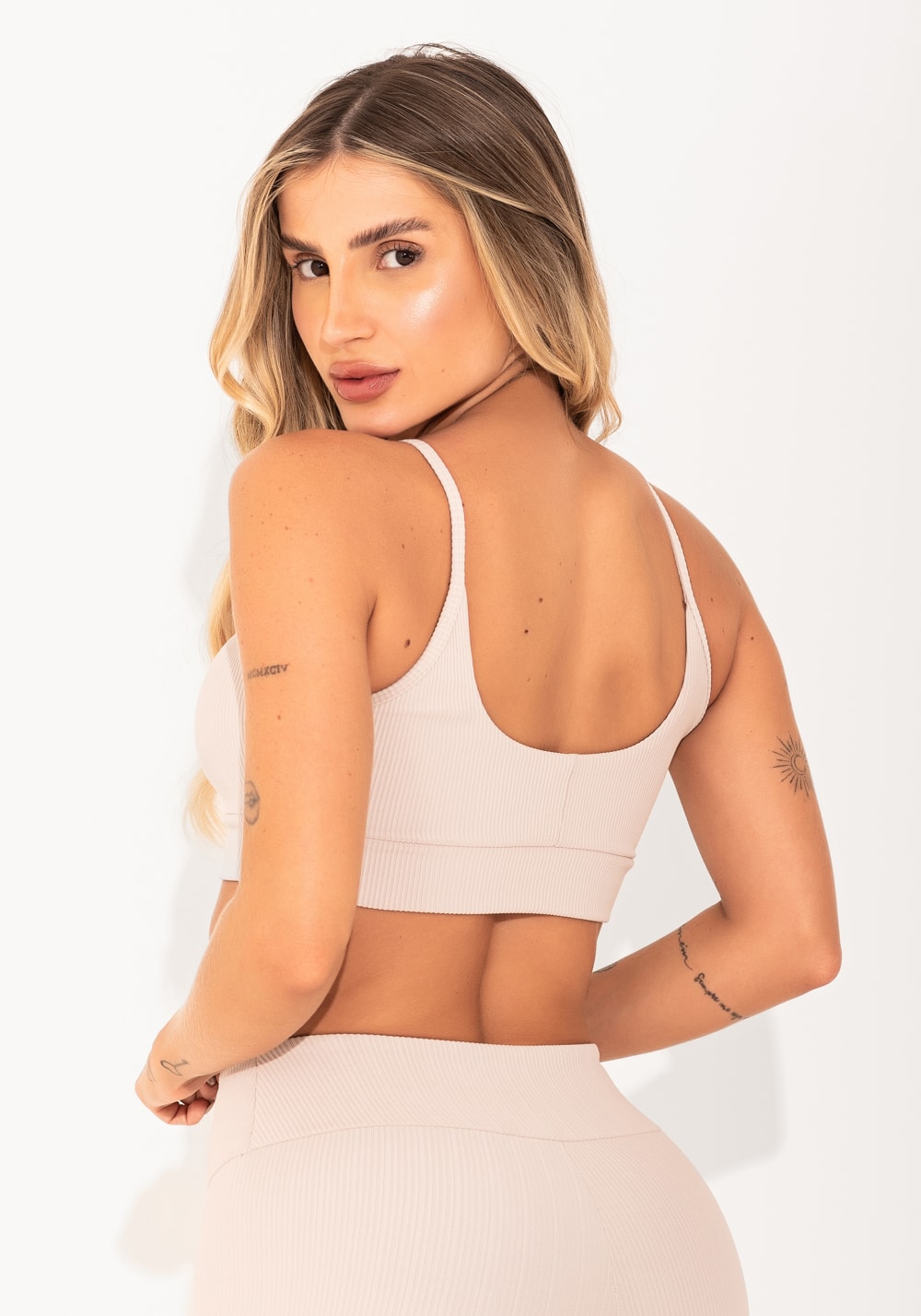 Top fitness feminino off white com bojo canelado elegance