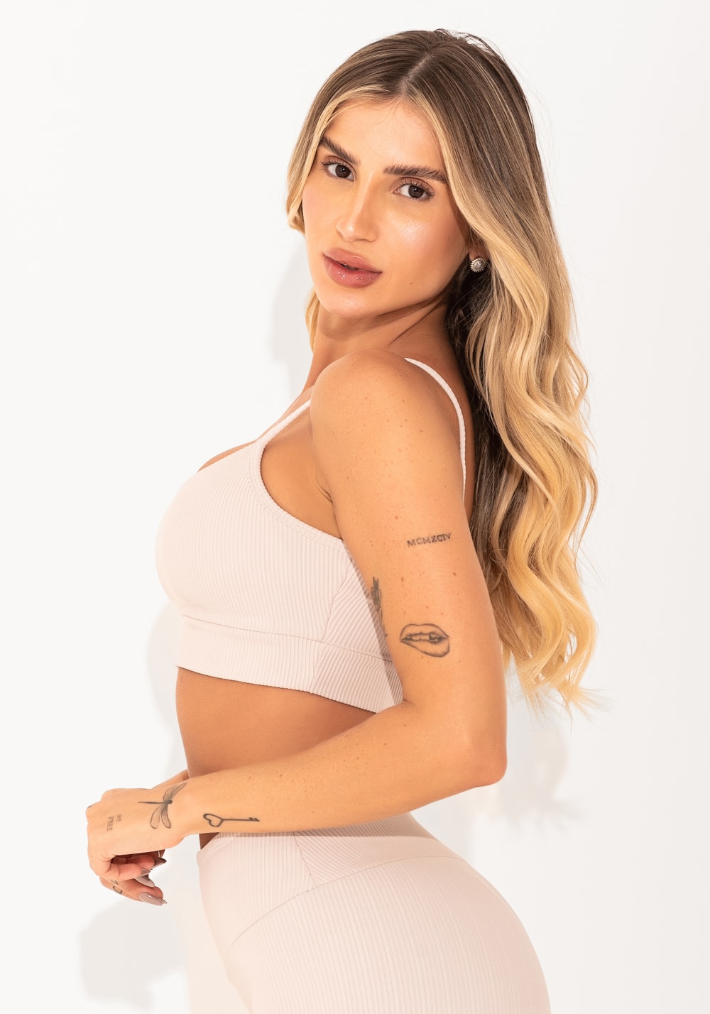 Top fitness feminino off white com bojo canelado elegance