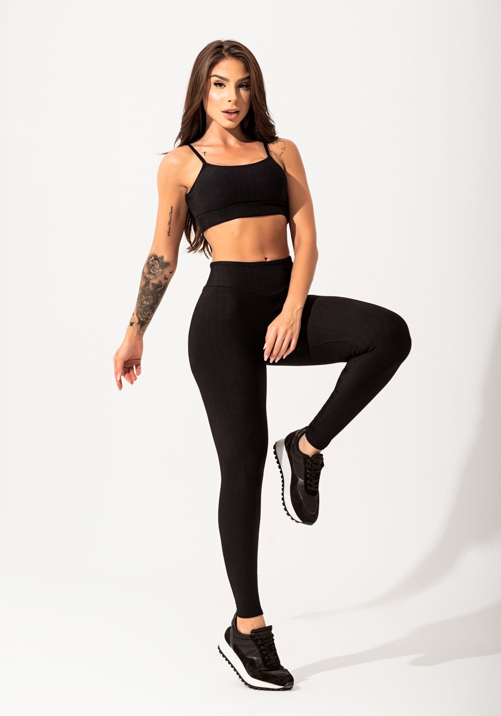 Top fitness feminino preto com bojo canelado elegance