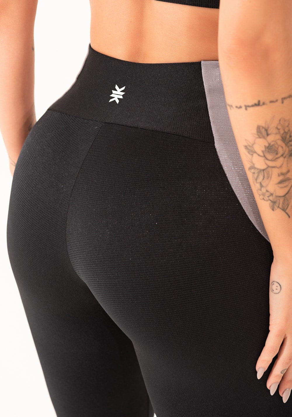 Legging fitness feminina preto e cinza com recortes canelado elegance