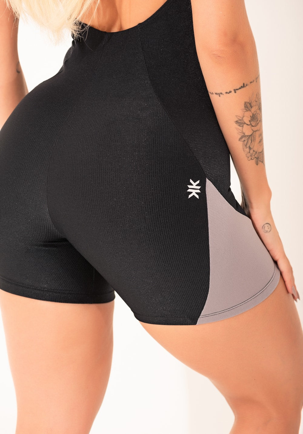 Macacão fitness feminino preto e cinza com recortes canelado elegance