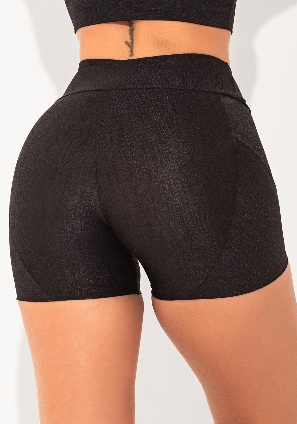 Short fitness feminino preto texturizado com recortes elegance