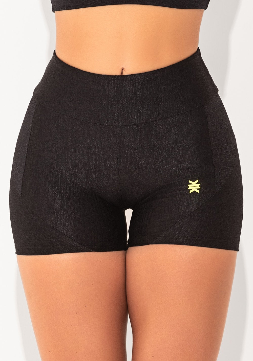 Short fitness feminino preto texturizado com recortes elegance