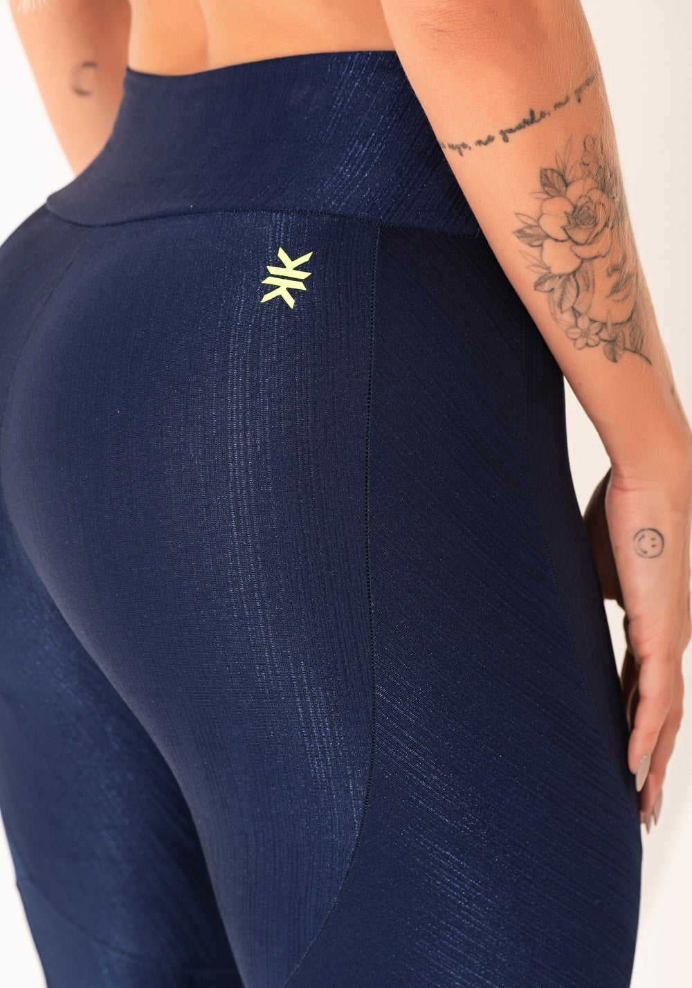Legging fitness feminina marinho texturizada com recortes elegance
