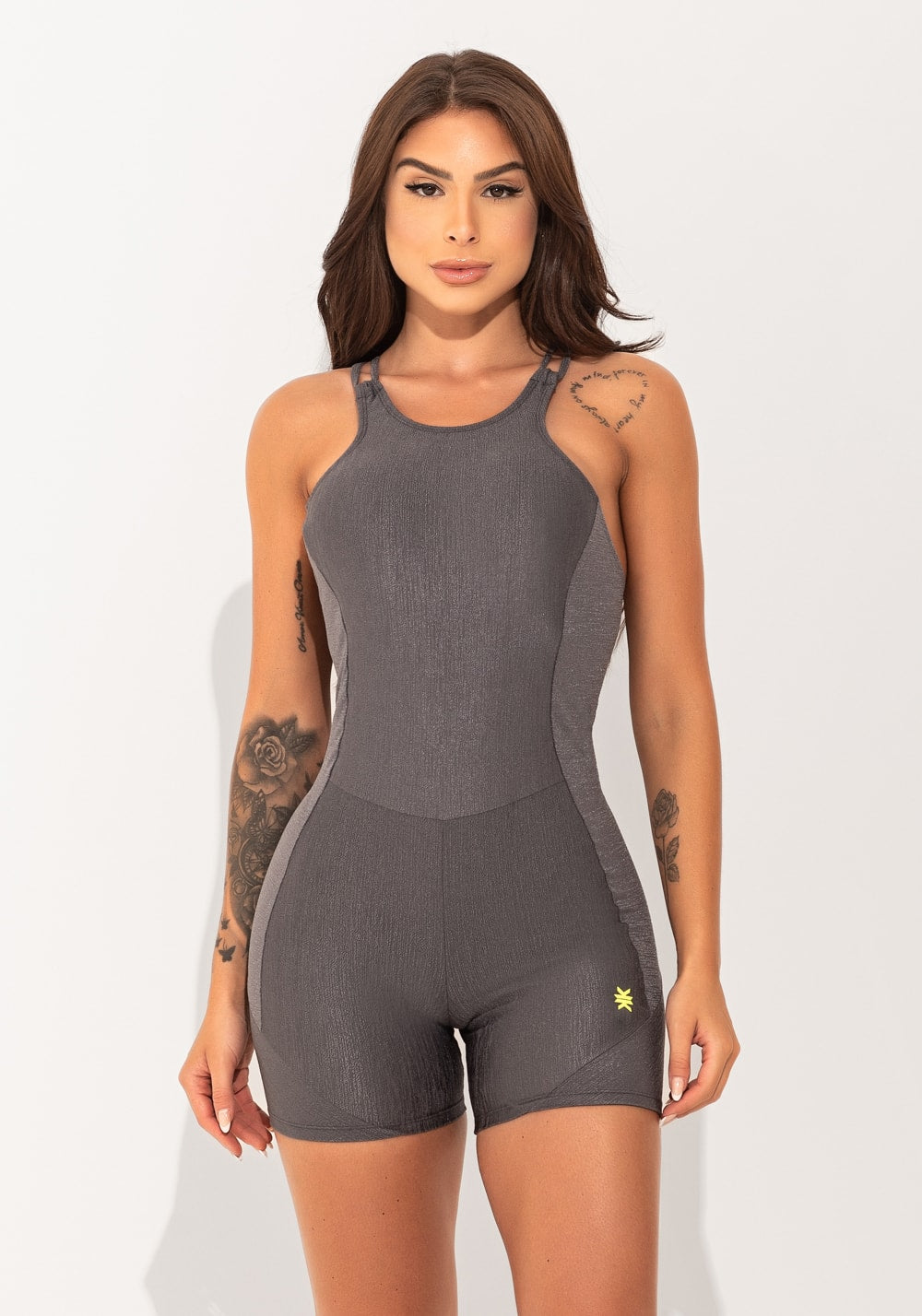 Macacão curto fitness feminino cinza texturizado com alças cruzadas elegance