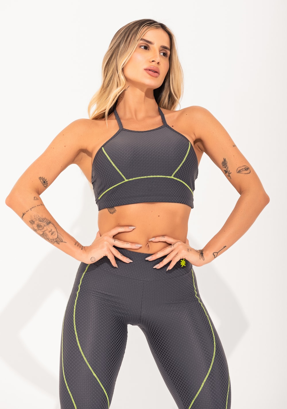 Top fitness feminino cinza texturizado com pesponto elegance