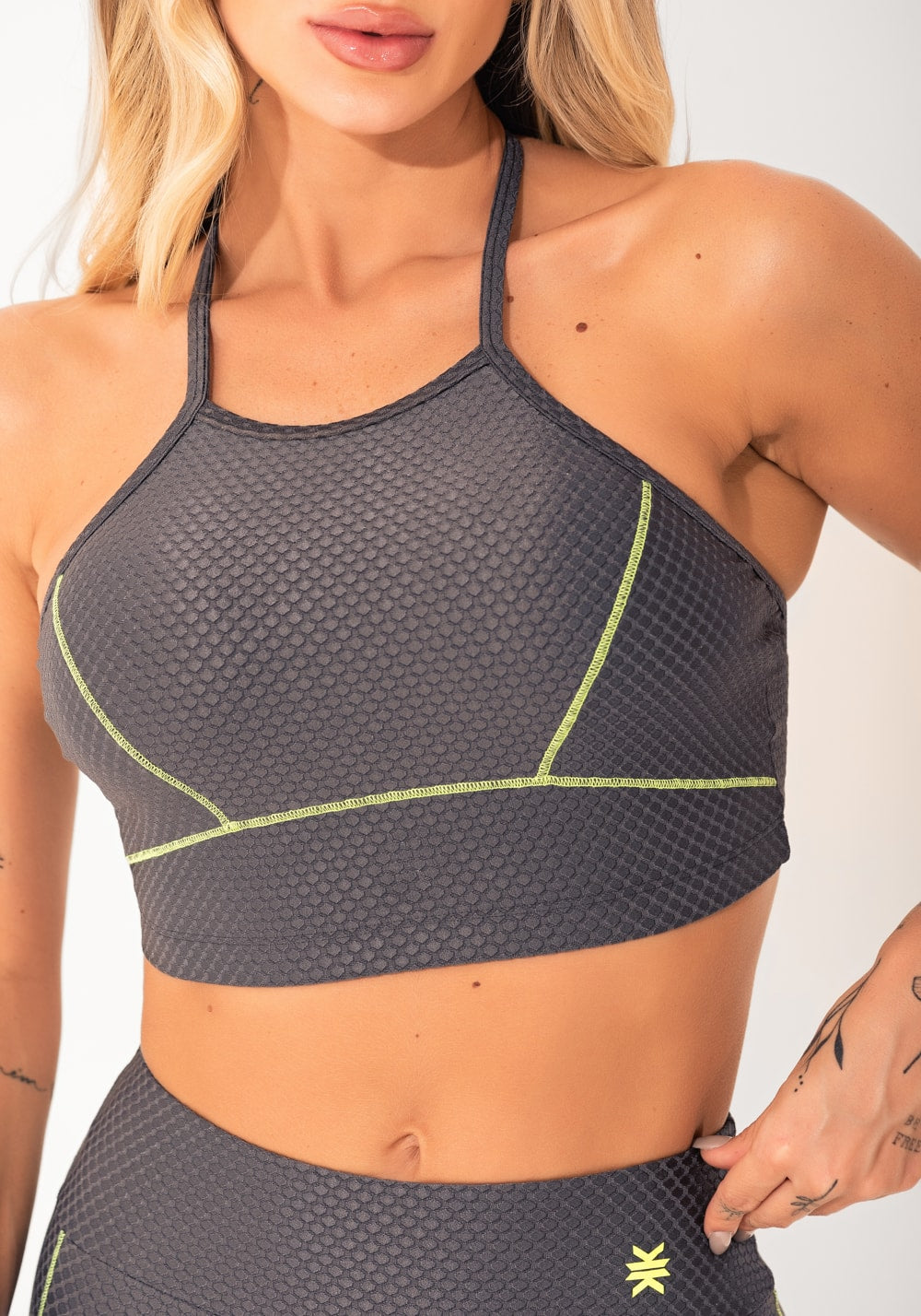 Top fitness feminino cinza texturizado com pesponto elegance