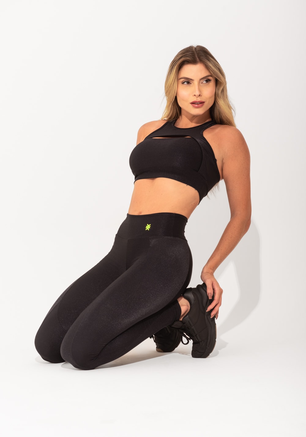 Legging fitness feminina preta canelada com recortes elegance