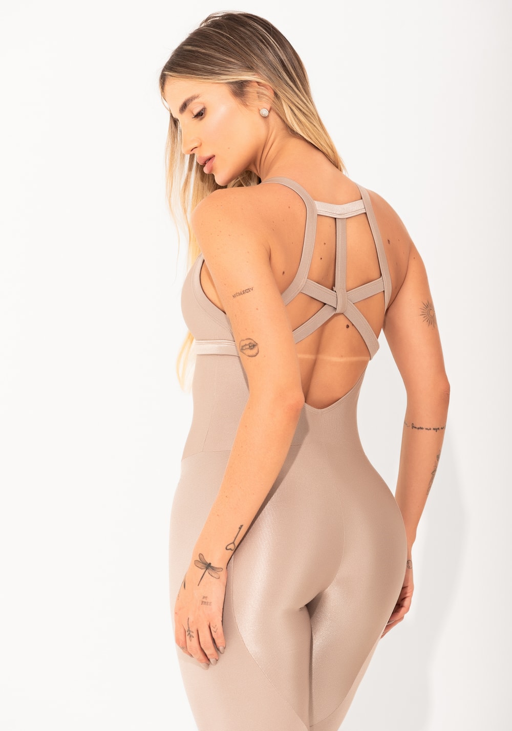Macacão fitness feminino nude canelado com recortes elegance