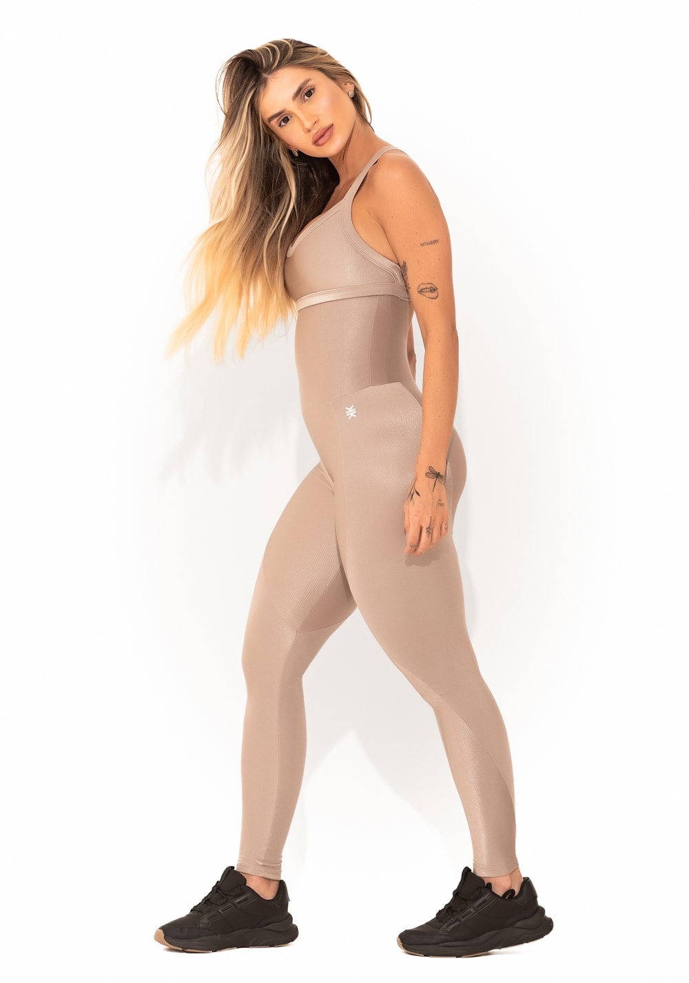 Macacão fitness feminino nude canelado com recortes elegance