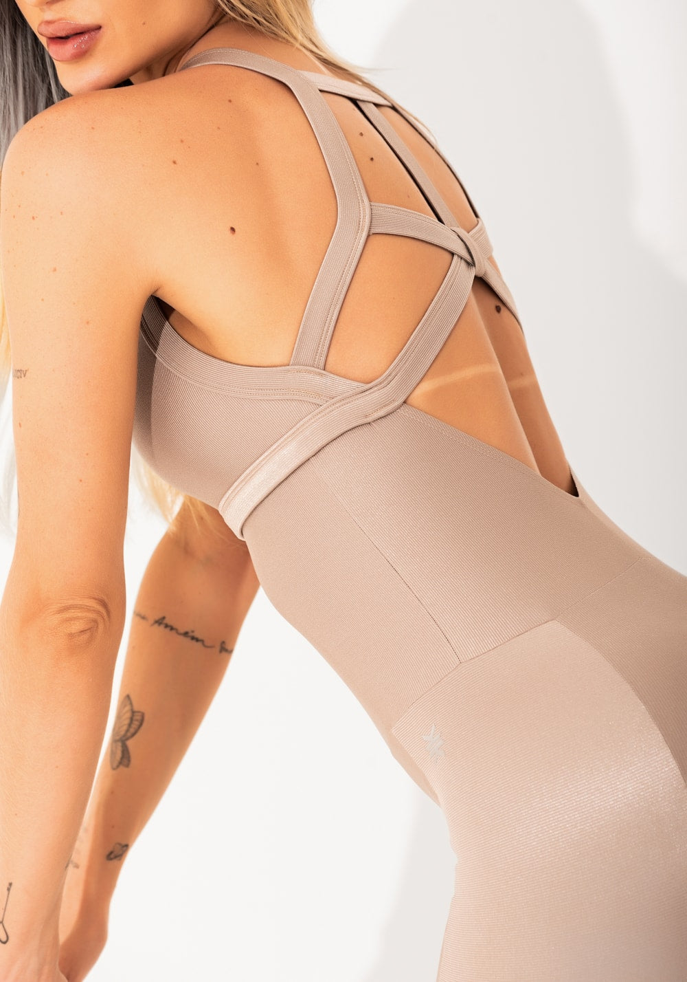 Macacão fitness feminino nude canelado com recortes elegance