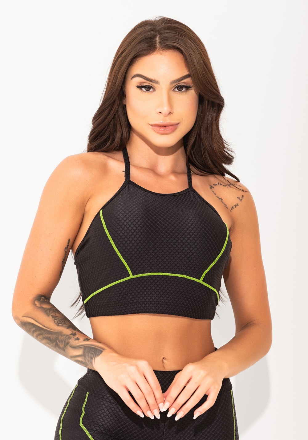Top fitness feminino preto texturizado com pesponto elegance