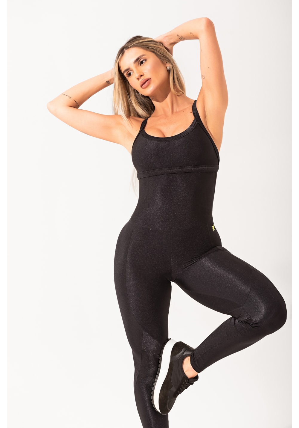 Macacão fitness feminino preto canelado com recortes elegance