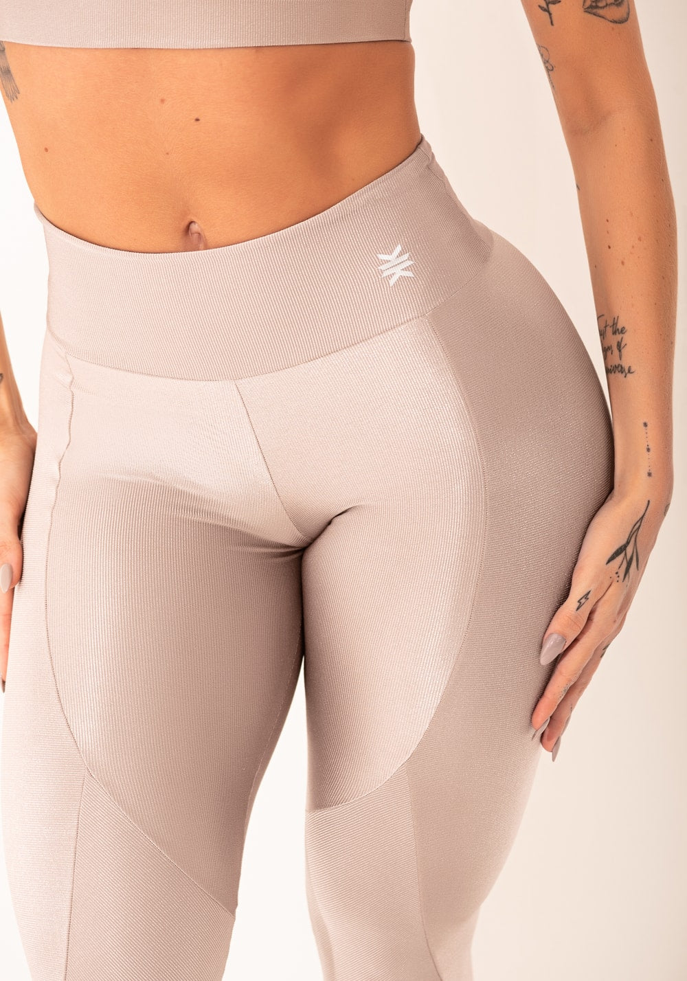Legging fitness feminina nude canelada com recortes elegance