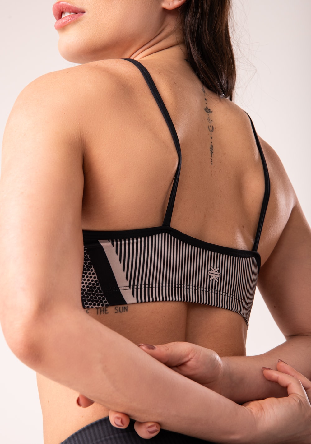 Top fitness feminino com bojo estampado strong nude printed