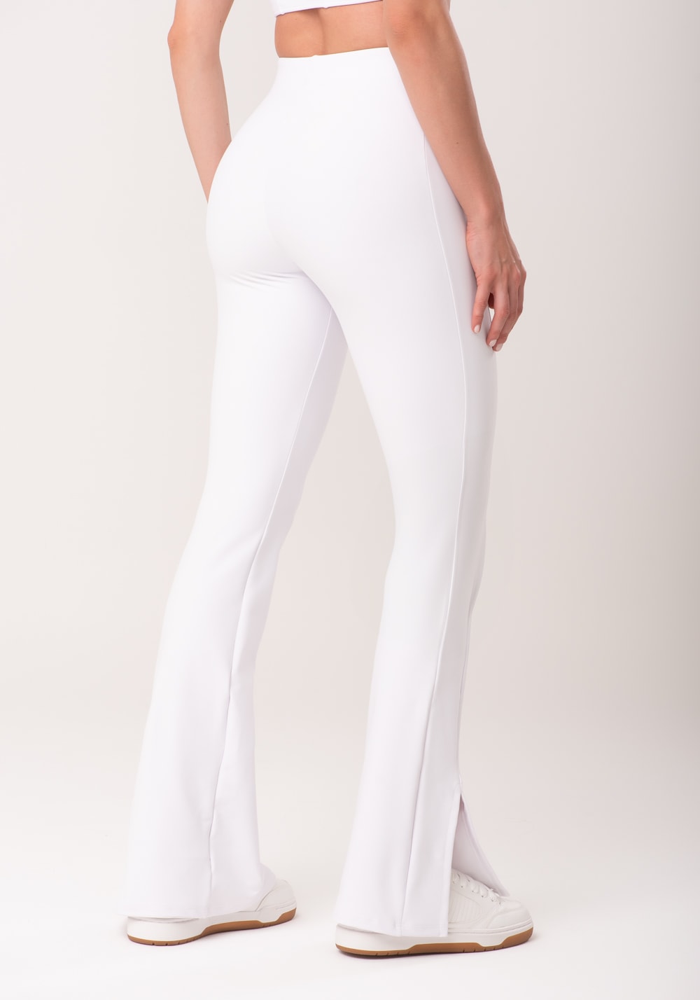 Calça flare branco com fenda new age