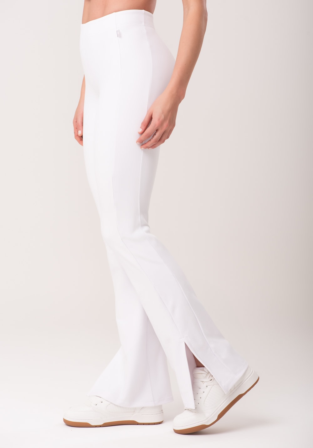 Calça flare branco com fenda new age