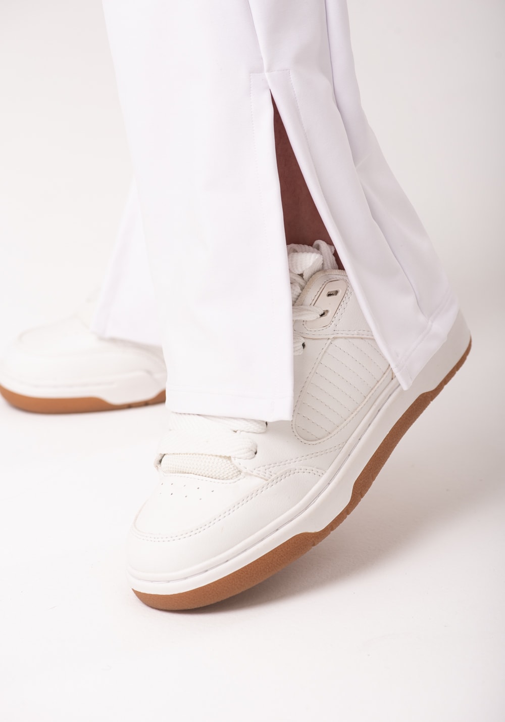 Calça flare branco com fenda new age